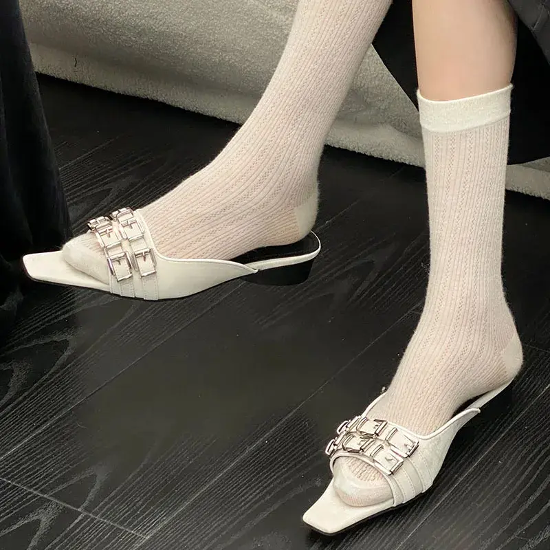 Moda fibbia In metallo femminile diapositive donne pantofole tacco calzature nuovo nel 2024 spiaggia poco profonda signore pantofole tacco tondo scarpe