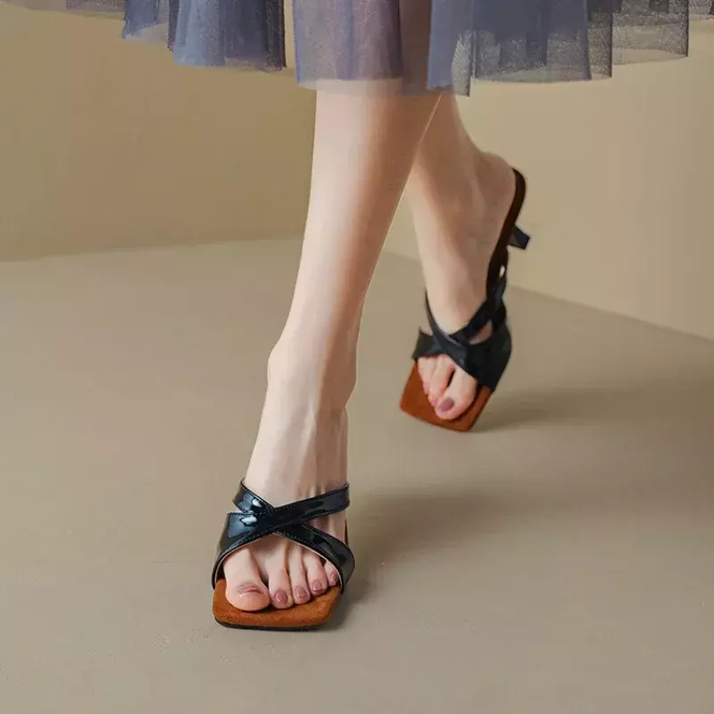 Летние модные Универсальные шлепанцы с открытым носком в новом стиле милые элегантные черные современные шлепанцы в стиле ретро женские туфли Высота 7,5 см приблизительно 32-48