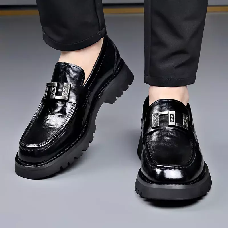 Sepatu pantofel pria, Kasut kulit kasual dekorasi logam Retro desainer sol tebal ukuran besar