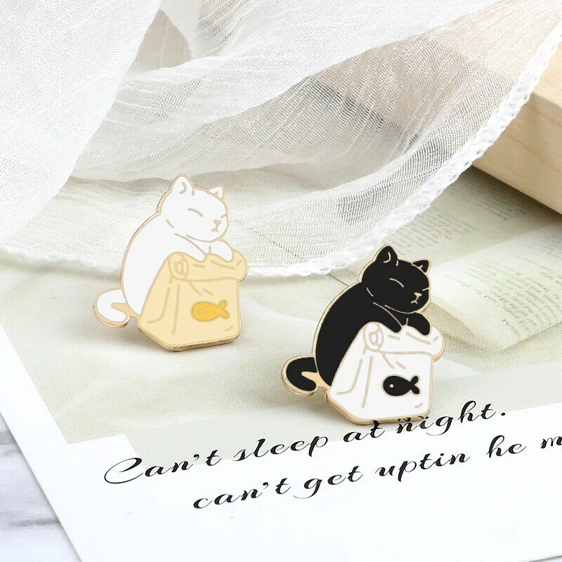 Simpatici gatti bianchi neri smalto Pin s borsa per pesci secchi spilla cartone animato distintivi animali Denim spilla gioielli regalo per bambini migliori amici