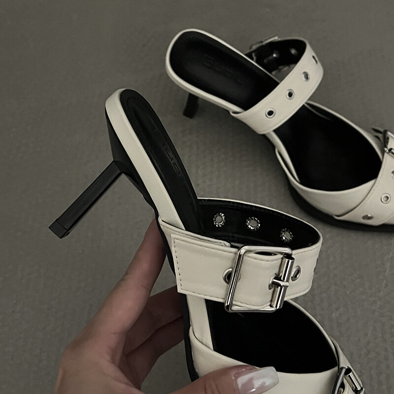 Punk Goth metalowa klamra wysokie sandały na obcasie damskie 2023 lato szpiczasty nosek srebrne buty imprezowe kobieta koreański styl na cienkim obcasie sandały na obcasie
