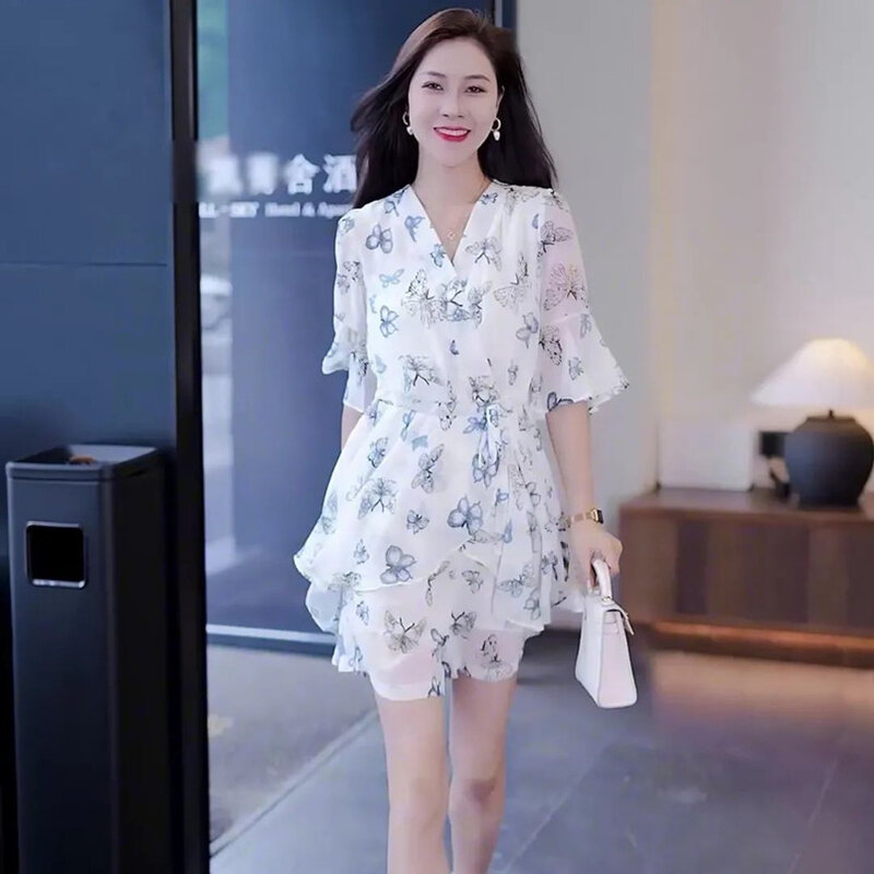 Шифоновое платье с цветочным принтом и шорты с широкими штанинами, лето 2024