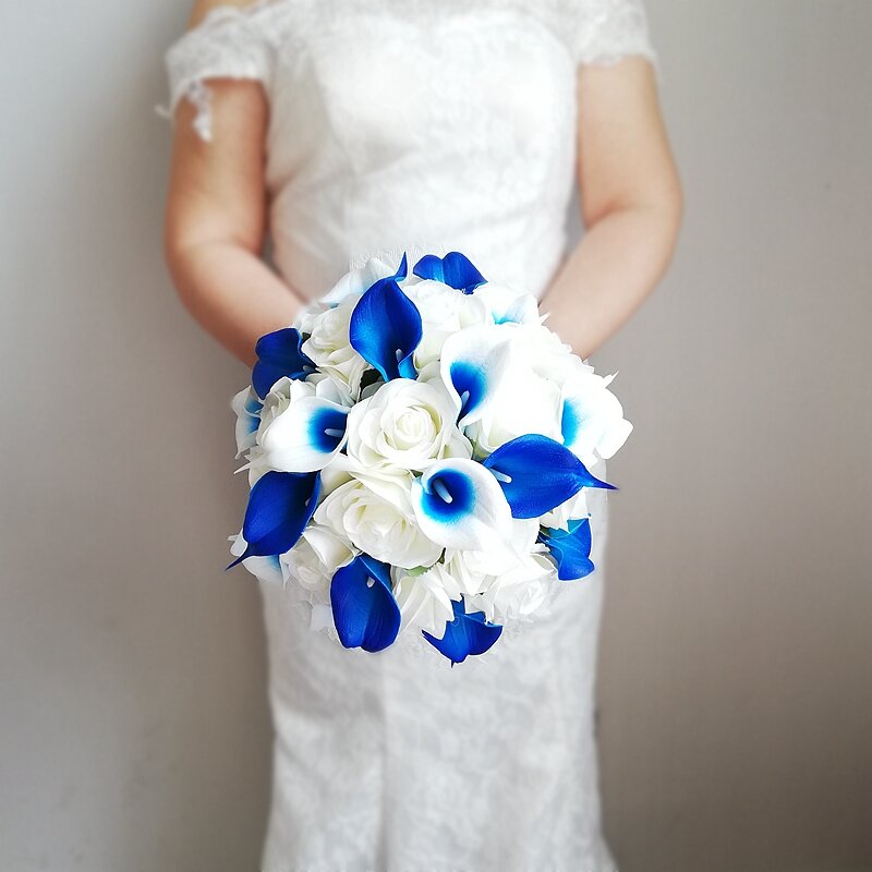 アイボリーのバラの形をしたウェディングブーケ,ロイヤルブルーのヒマワリの花束