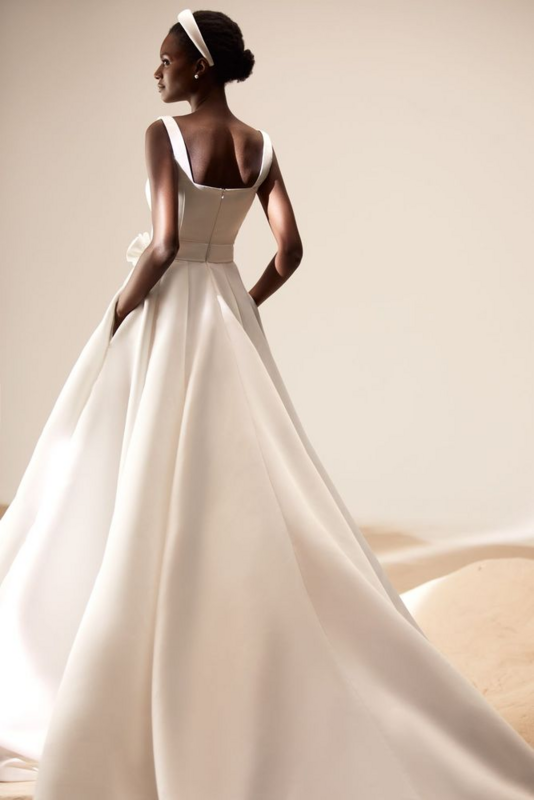 Modest Minimalist A-Line Wedding Dresses Elegant 3D Flowers Bridal Gowns Square Neckline Long Train Vestidos De Novia