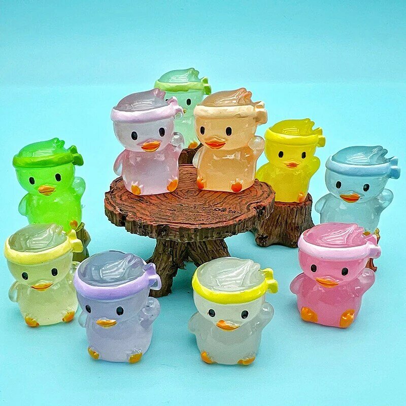 Venda quente 2Pcs Cute Cartoon Luminous Duck Ornament Brilho Em Miniatura Nos Ornamentos Escuros Acessórios Decoração Do Carro