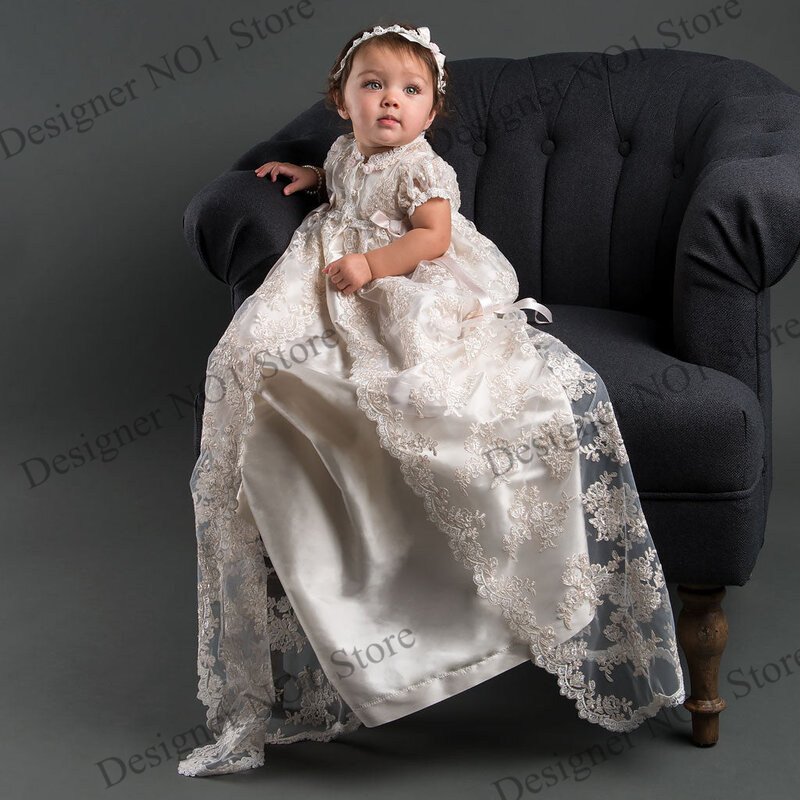 女の赤ちゃんのための花の刺embroideredの洗礼ドレス、長い縞的なクリッニングガウン