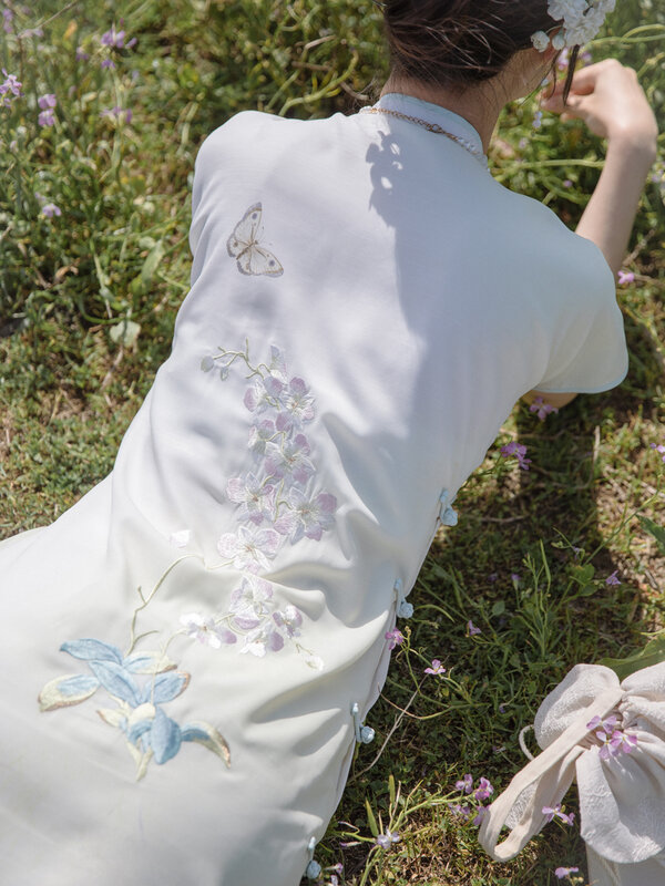 Cheognsam traditionnel chinois le vent est plein d'enthousiasme et la Littérature Phalaenopsis cheongsam une longue robe pour les femmes.