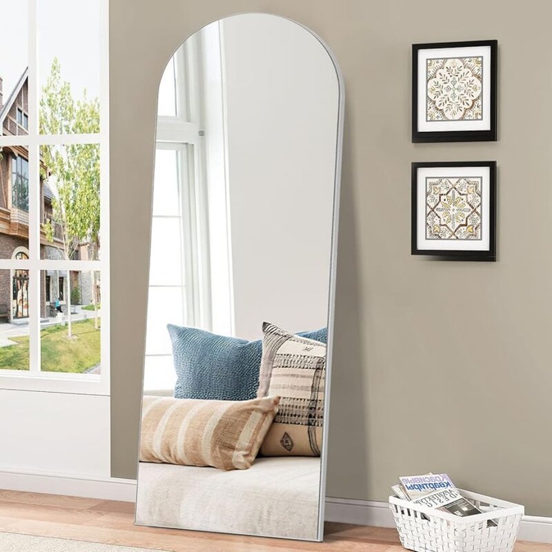 Cermin panjang penuh melengkung lantai besar melengkung dengan cermin panjang badan penuh dudukan atau bersandar terhadap dinding kayu
