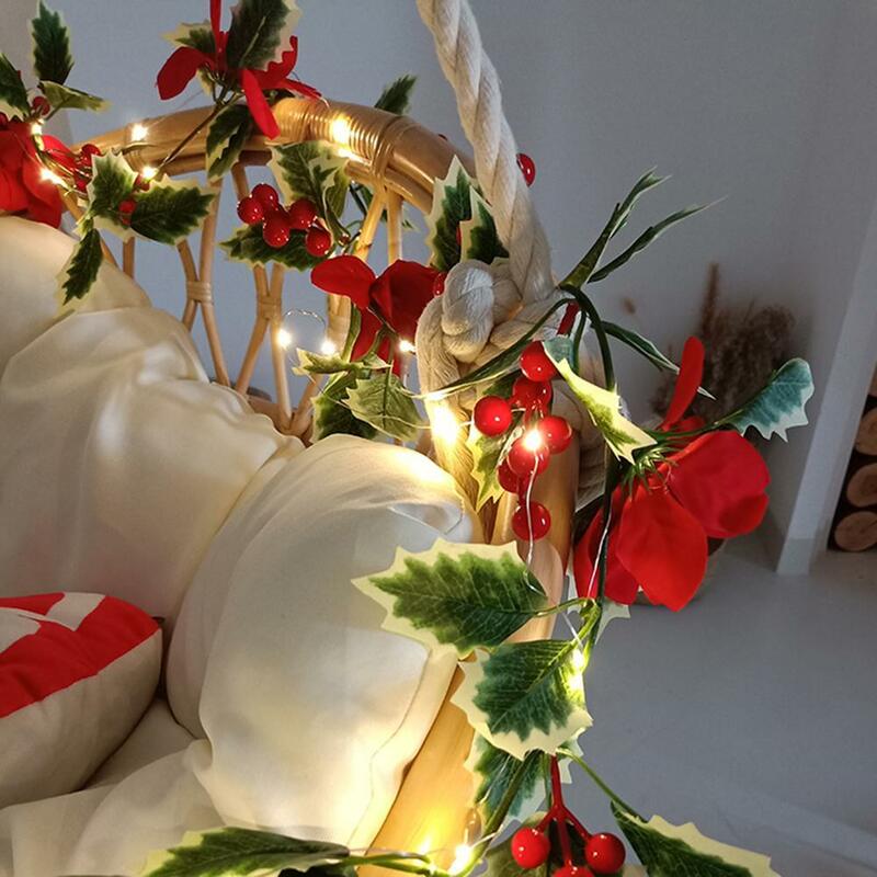 البونسيتة الاصطناعية جارلاند مصابيح مرتبة على شكل شرائط للزينة مع التوت الأحمر الروطان لزينة عيد الميلاد ، تعمل البطارية