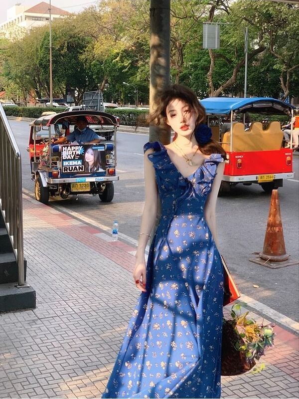 Vestido superinmortal de verano de gama alta para mujer, vestido azul Klein de flores fragmentadas, estilo romántico con cordones, cuello en V blanco, 2024