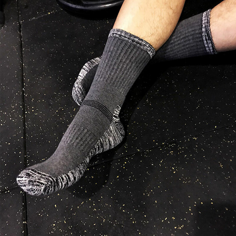 ถุงเท้ากีฬาผู้ชายที่ออกแบบมาสำหรับ Comfort และการแสดงในศาลถุงเท้าผ้าฝ้ายกันหนาวถุงเท้ากีฬา