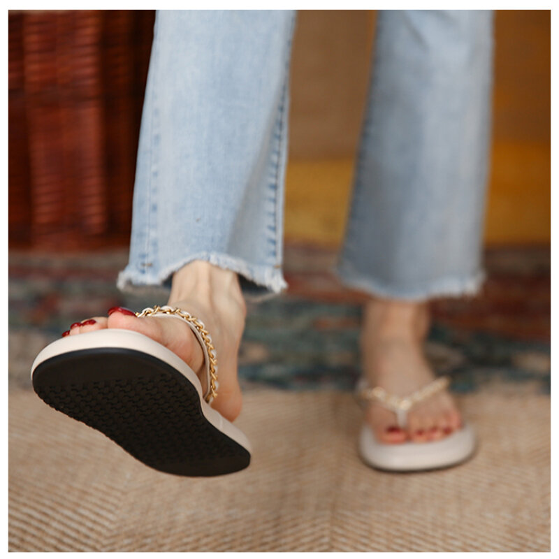 Sepatu wanita 2024 tren sepatu wanita mode baru rantai logam sandal wanita musim panas kasual datar sandal pantai sandal jepit wanita