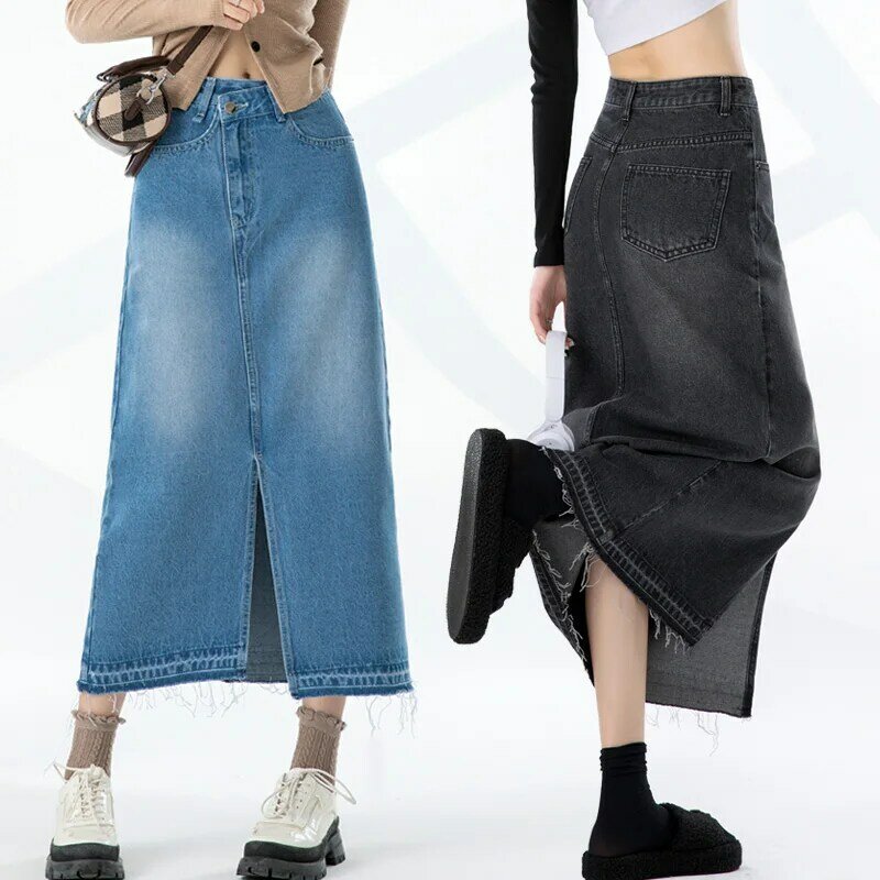 2022 novo coreano da tendência elegante e versátil é a saia jeans longa. A mulher é fina e a fenda em forma de