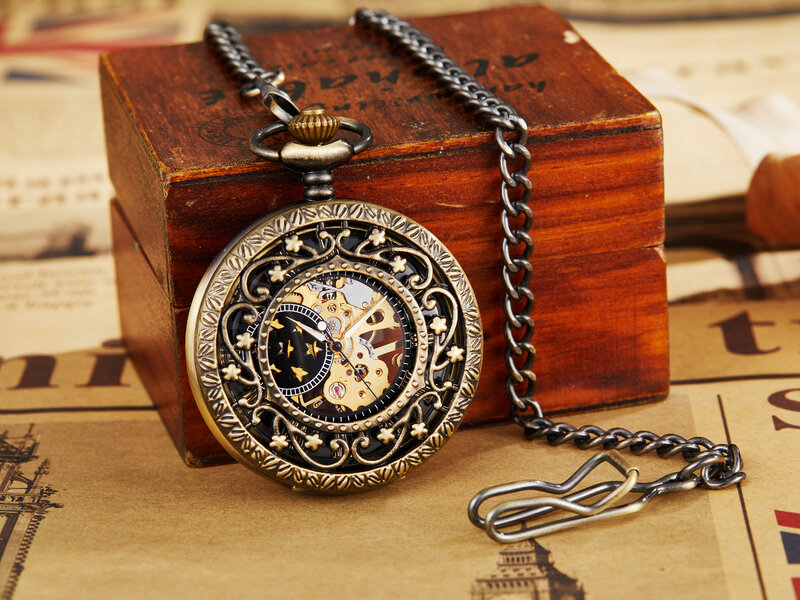 Hot Selling Vintage Flip Hollowed Out Carving Creative Men's Fully Automatic Mechanical Pocket Watch Party Fashion Gift 2024