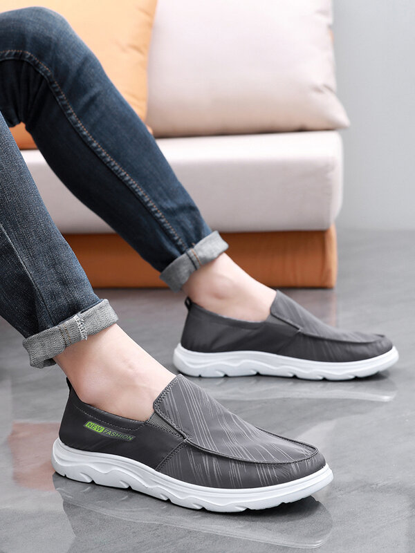 Primavera de 2022 o novo masculino sapatos de solteiro moda sapato recreativo preguiçoso um pedal cor pura juventude sapatos de pano sola plana