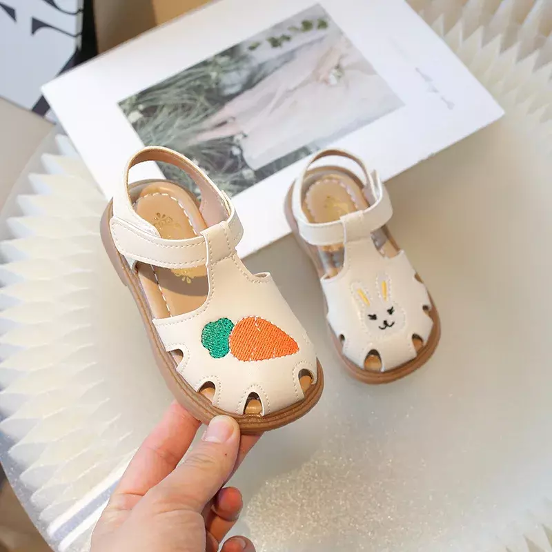 Sandal anak-anak baru musim panas gadis putri Cut-Out sandal Fashion lucu bordir anak-anak kasual t-strap sandal datar lembut