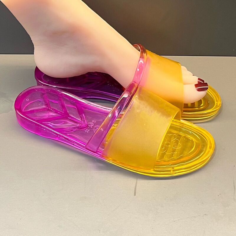 รองเท้าแตะรองเท้าพื้นเตี้ยสำหรับผู้หญิงใหม่ฤดูร้อนของ gratis ongkir รองเท้าแตะกลางแจ้งประดับคริสตัลแบบไล่ระดับสีพื้นรองเท้ากันลื่นรองเท้าแตะใส่เดินในบ้าน