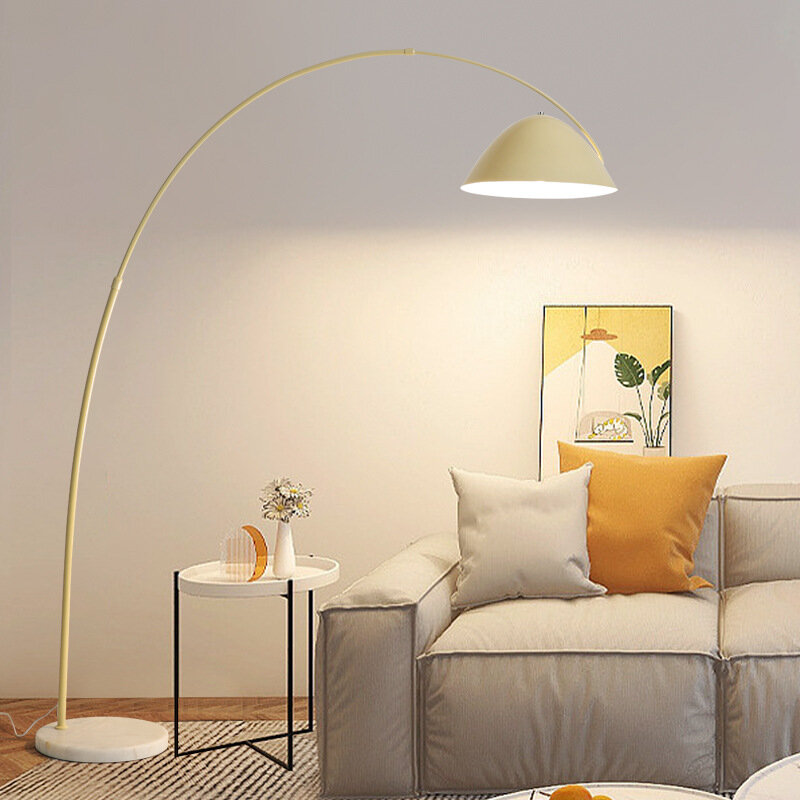 Lampe d'ambiance sur pied minimaliste en frêne, lampadaire de pêche, salon, luxe, canapé haut de gamme à côté de la chambre