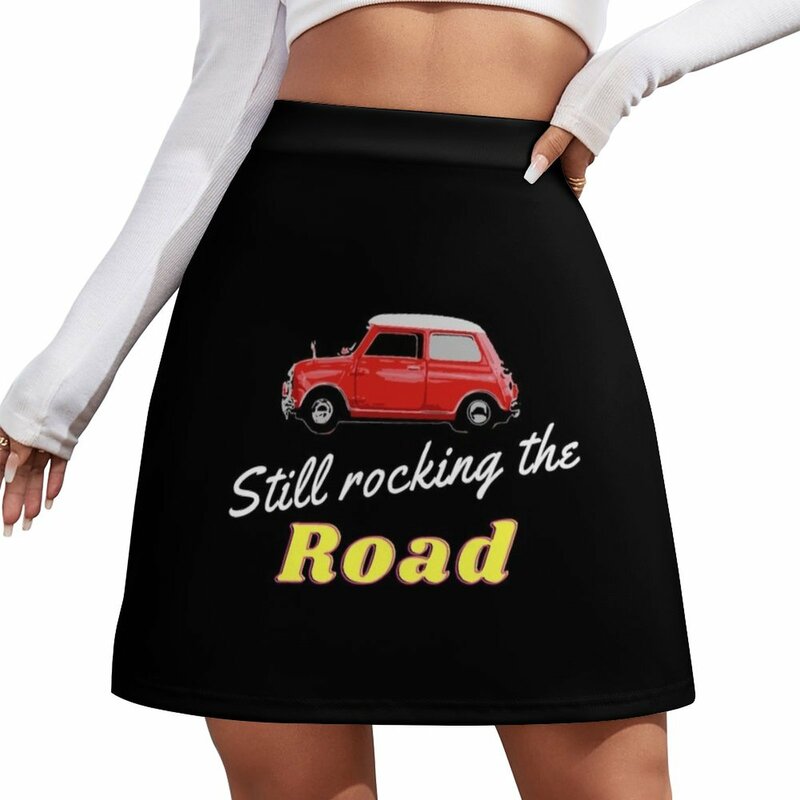 Mini Cooper masih goyang th road. Rok Mini mewah untuk wanita, pakaian rok Mini mewah untuk wanita