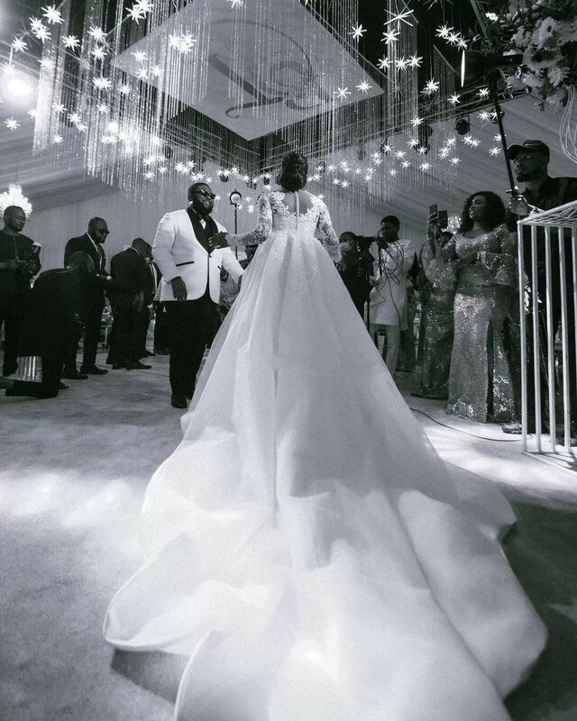 Haute Couture ชุดเจ้าสาวสีขาว lvory ปักมือหนักแขนยาวลูกไม้คอสูงพร้อมขอบผ้าซาตินสำหรับงานแต่งงาน