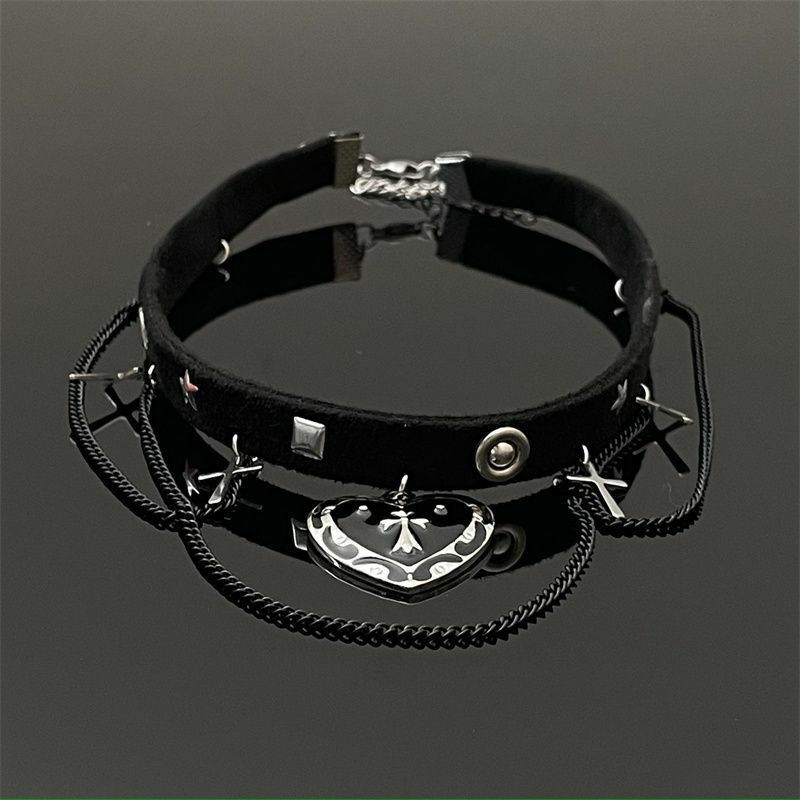 Un design A croce con cuore nero in stile punk scuro con una collana da ragazza piccante di fascia alta personalizzata e alla moda