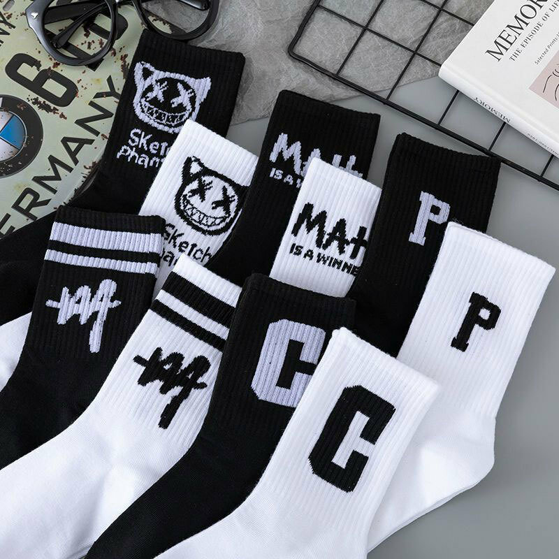 5 paia di calzini da uomo a tubo medio calzini da studente stile divertente in bianco e nero tutti i calzini da basket sportivi con lettere traspiranti