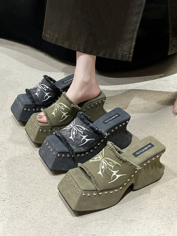 Zapatillas de suela gruesa de 9,5 cm para mujer, sandalias de exterior, zapatos de tacón alto, Sexy, con remaches cuadrados, chanclas con punta abierta, novedad de 2024