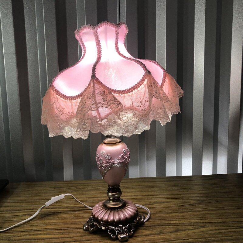 Lampu meja Led merah muda gaya Retro Eropa dengan kap lampu kain merah muda bordir