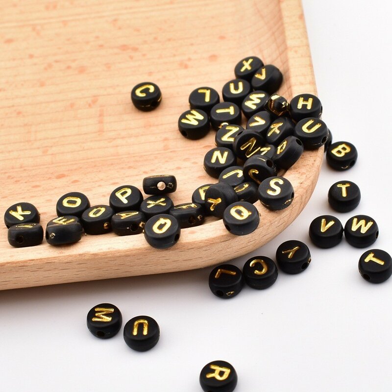 Cuentas de letras acrílicas redondas para fabricación de joyas, 7x4x1mm, fondo negro, dorado, lote de 50 unidades