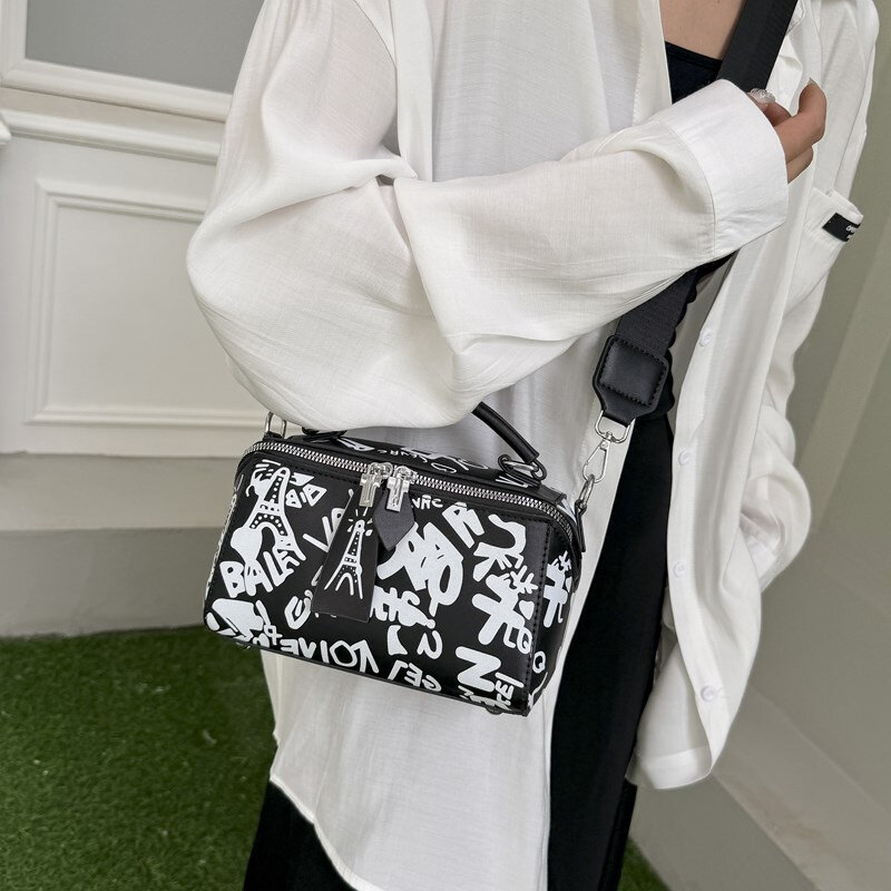 Bolso de mano con grafiti y letras de marca para mujer, pequeño bolso cuadrado, bandolera de hombro ajustable, bolso de cuero Pu plateado para mujer