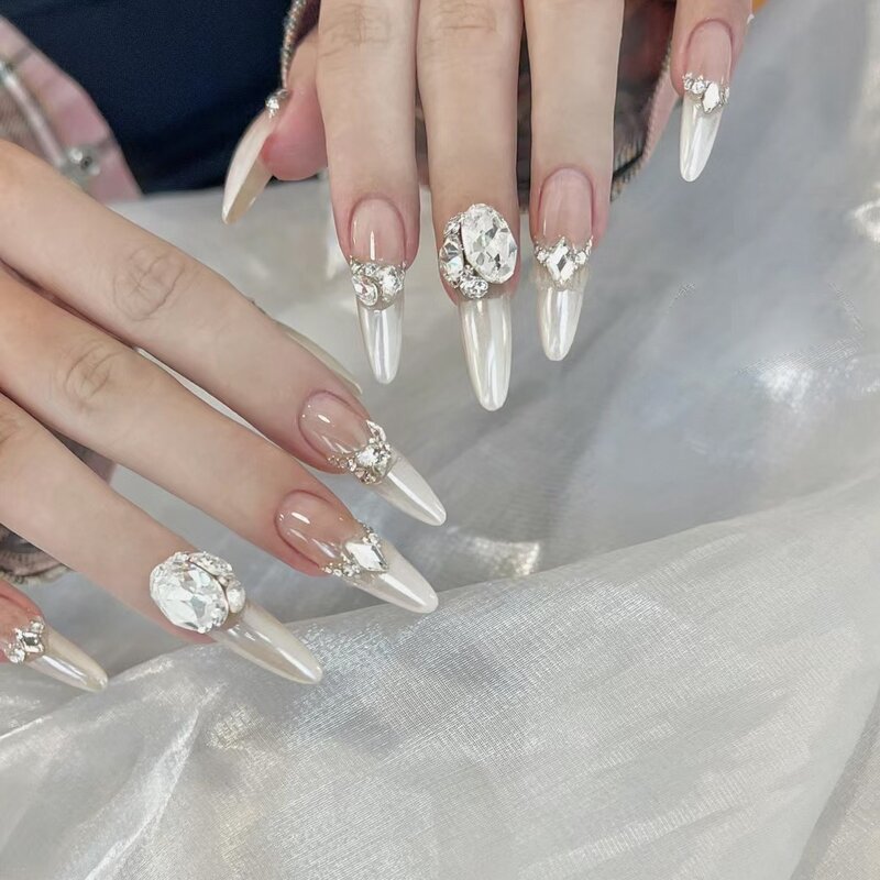 Unghie finte bianche francesi con Design di strass di perle sposa signora unghie finte lunga bara balletto indossabile stampa sulle toppe per unghie