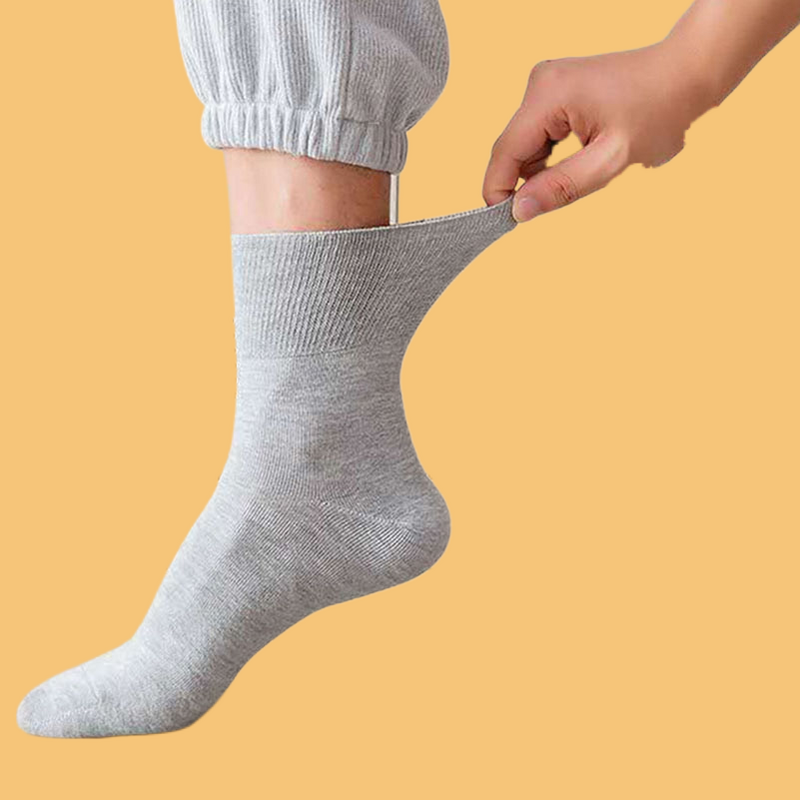 ถุงเท้าผ้าฝ้ายแฟชั่น2024ใหม่ใส่สบายถุงเท้าผู้ชายสีดำสีขาวระบายอากาศได้ดีป้องกันกลิ่นกลางได้5คู่