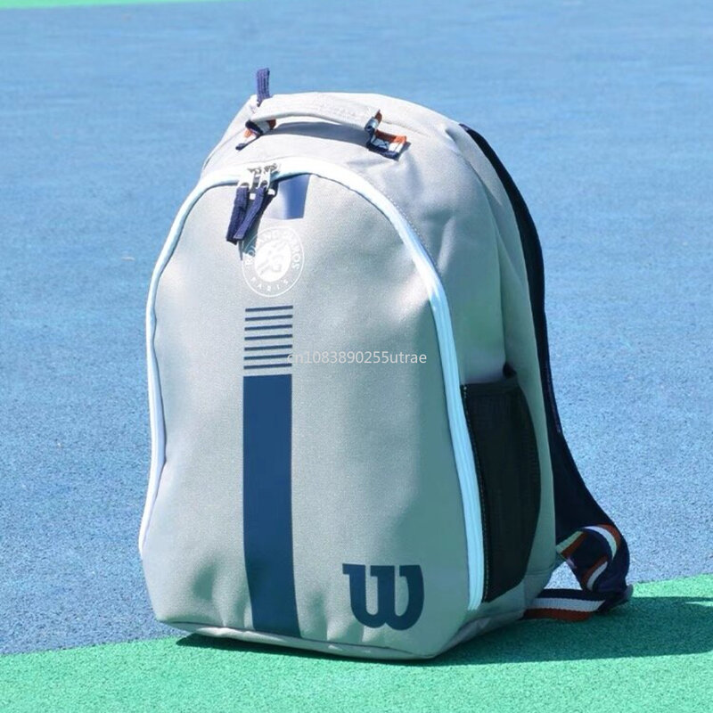 Wilson กระเป๋าเป้สะพายหลังทีมเทนนิส Roland Garros ช่องแร็กเกตด้านหลังพร้อมซิปแบบล็อคได้สำหรับการพกพา