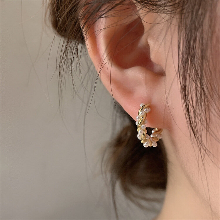 Pendientes de perlas circulares de temperamento Simple para mujer, pendientes versátiles pequeños de moda, joyería coreana, nuevo, 2024