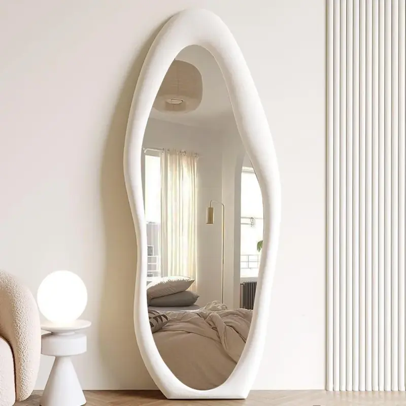 مرآة ممتدة من الأرض إلى السقف بإطار من الفانيلا ، مرآة كاملة الطول ، معلقة على الحائط ، معلقة أو مائلة بشكل غير منتظم