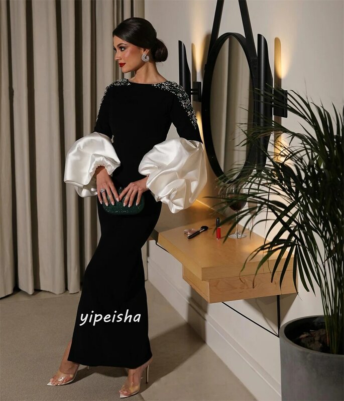 Gaun Prom Arab Saudi Satin manik-manik Ruffles pertunangan selubung leher perahu Bespoke gaun acara gaun lengan panjang