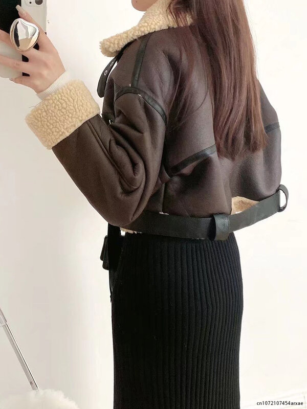 Mantel Streetwear Wanita Musim Dingin Jaket Pendek Bulu Domba Palsu dengan Sabuk Moto Biker Mantel Kulit Domba Hangat Tebal Pakaian Luar
