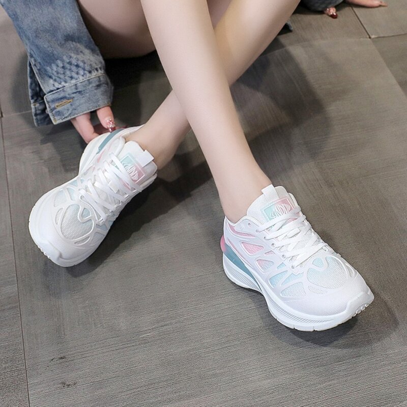 Sepatu kets jaring wanita, 2024 sepatu Sneakers lari luar ruangan ringan sol tebal modis kasual bersirkulasi musim panas untuk wanita