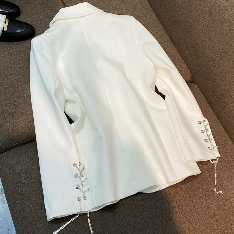 Veste Blazer blanche de styliste pour femmes, veste de costume à simple boutonnage décoré avec une chaîne, manteau ample Chic d'automne pour femmes