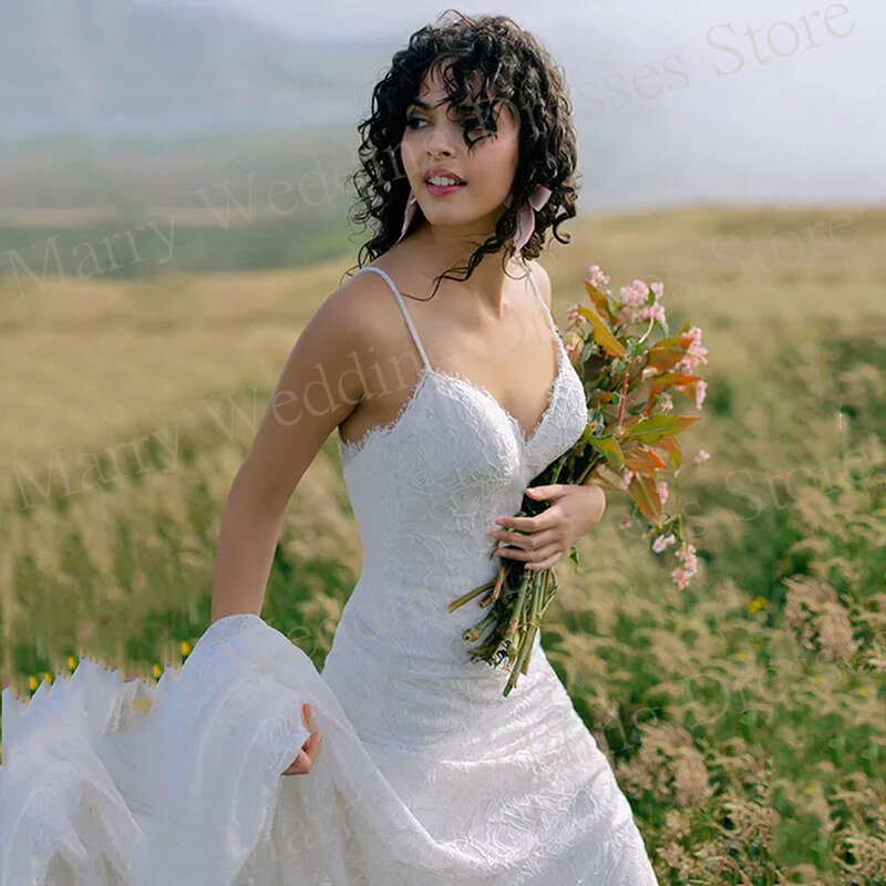 ชุดแต่งงานคอวี Charming มีสายรัดสปาเก็ตตี้ลูกไม้ชุดนางเงือกแขนกุดผ้าโปร่งคลุมตัวสำหรับเจ้าสาวเปิดหลัง