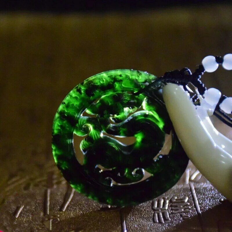 Biegnące rzeki i jeziora plaża zaopatruje jadeit antyczny smok wisiorek bez wypełnienia naturalny aktywny magnetyczny ciemny zielonego jadeitu
