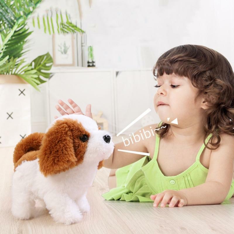 Мягкие игрушки издают звуки, постукивая по плюшевым собачкам разных стилей