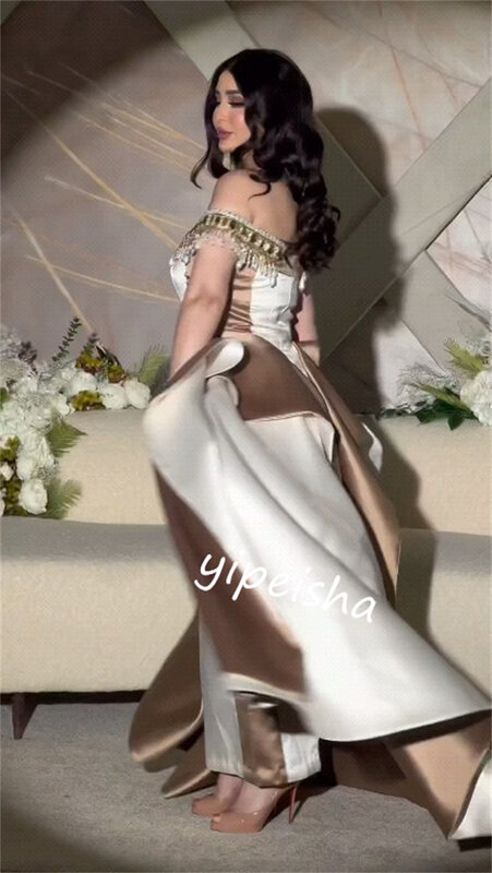 Вечернее атласное платье-футляр с открытыми плечами, средней длины