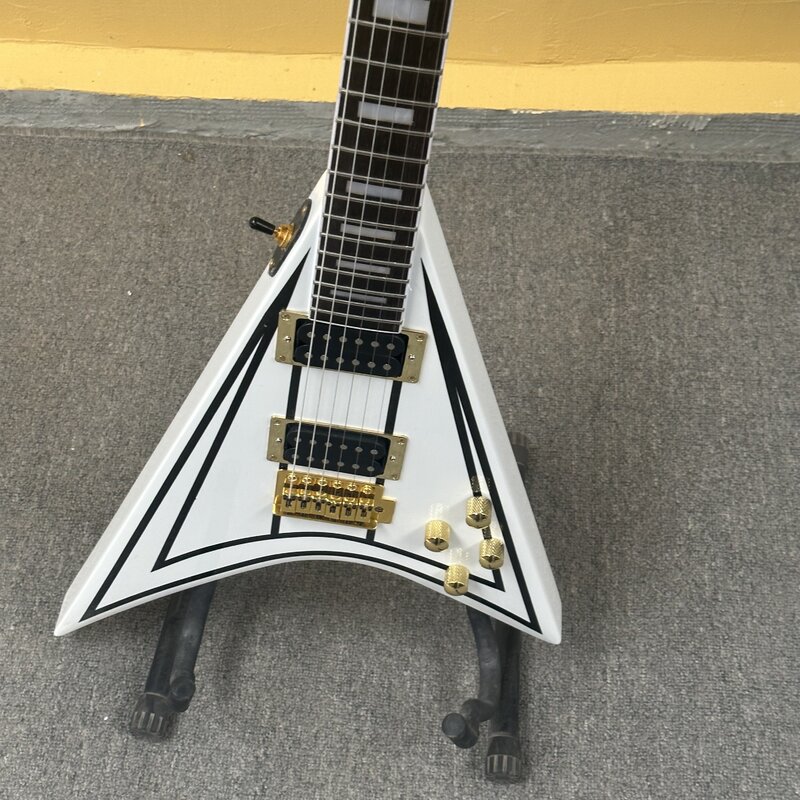 W magazynie V gitara elektryczna Jasn biały kolor ze złotymi częściami darmowa wysyłka gitary zamówienie zostanie wysłane natychmiast gitara
