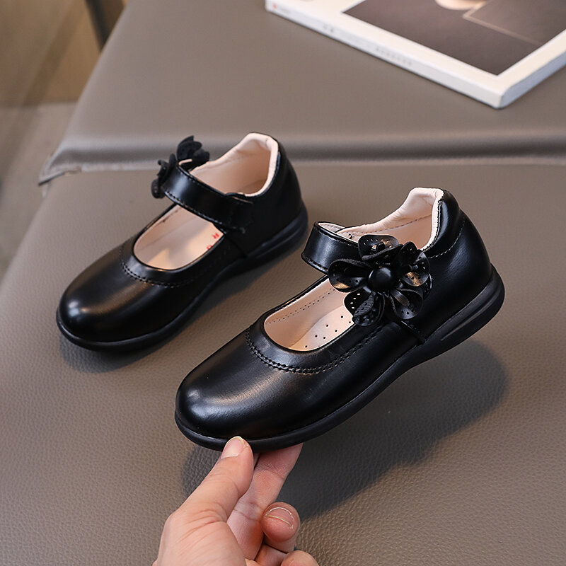 Zapatos de fiesta negros para niñas, zapatos planos de cuero con flores para regreso a la escuela, zapatos florales para niños, moda de princesa suave, nuevo, 26-38