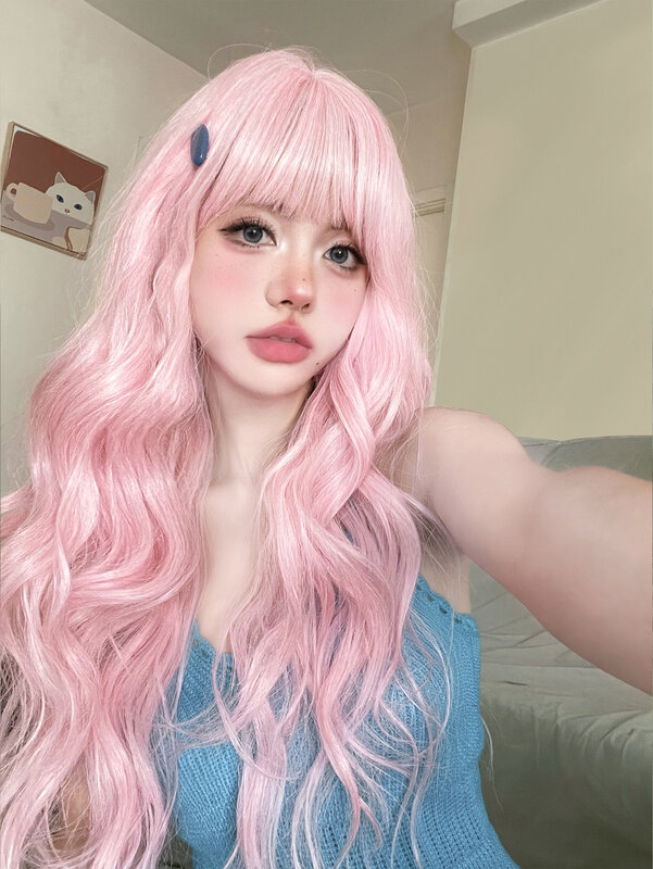 Wig sintetis merah muda sempurna 30 inci dengan poni Wig rambut bergelombang alami panjang untuk wanita penggunaan sehari-hari Cosplay tarik Ratu tahan panas