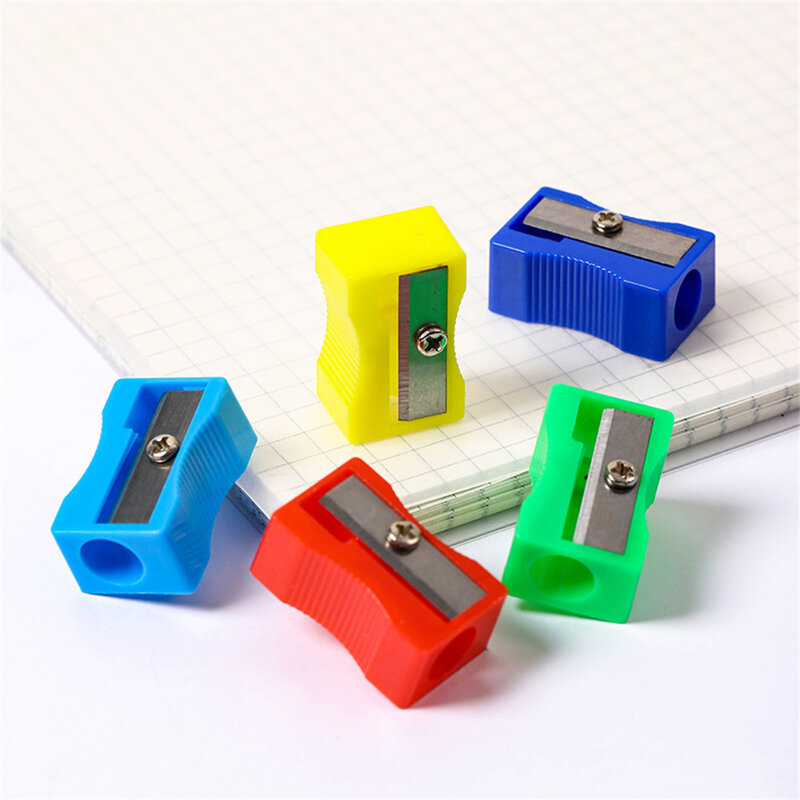 Colore casuale portatile Mini temperamatite in plastica a foro singolo temperamatite manuale cancelleria per studenti materiale scolastico