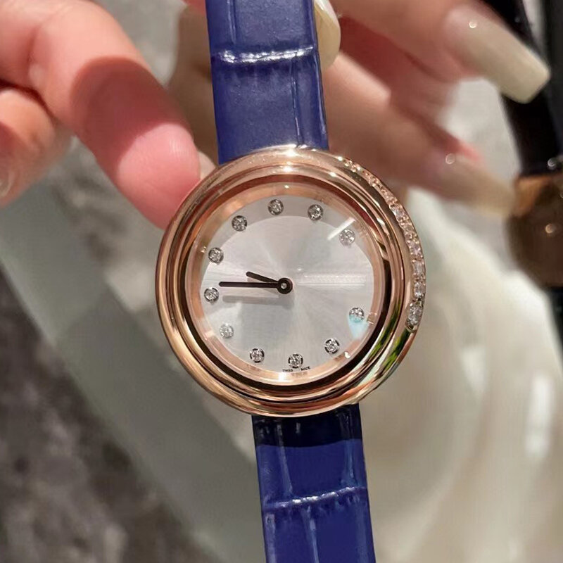 Designer Roterende Stalen Kast Met Diamant Ruitvormige Koeienhuid Band Quartz Horloge 2024 Dames Nieuw Horloge Mode Luxe Horloge