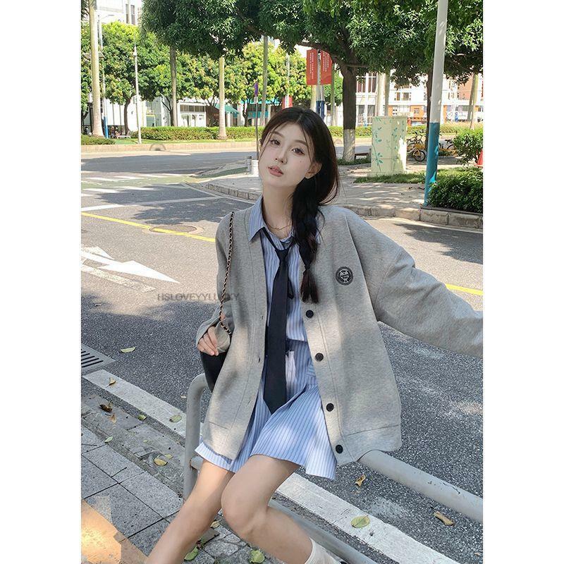 Suéter de manga larga de estilo universitario para mujer, chaqueta bordada con cuello en V, cárdigan versátil suelto, conjunto Jk de estilo universitario coreano