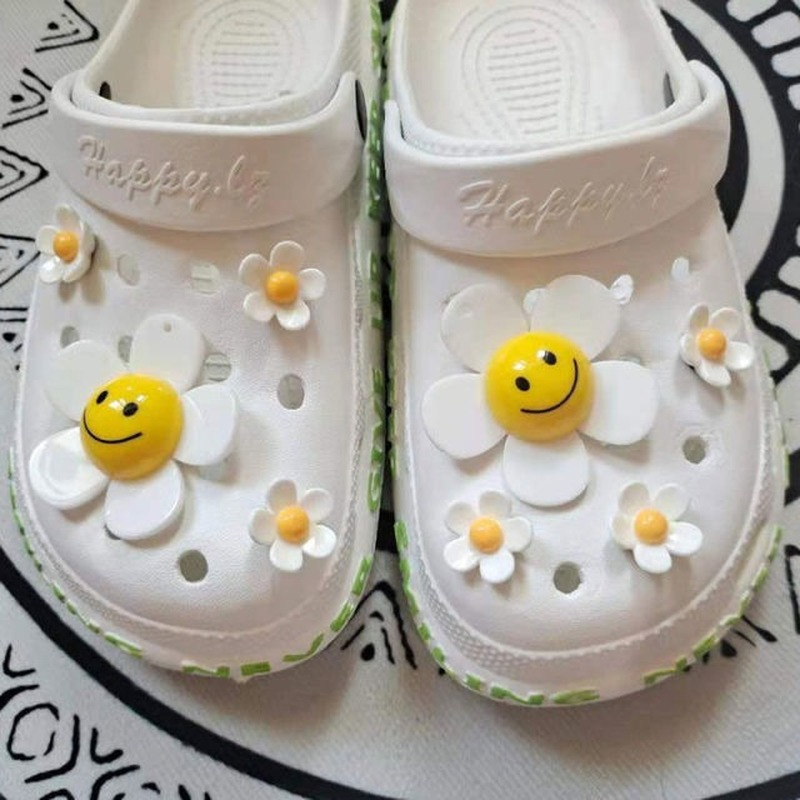 ยิ้มดอกไม้น่ารัก Croc Charms Designer ยี่ห้อ DIY การ์ตูน Croc อุปกรณ์เสริมแฟชั่น Vintage รองเท้า Charms สำหรับ Croc 2023ขายร้อน